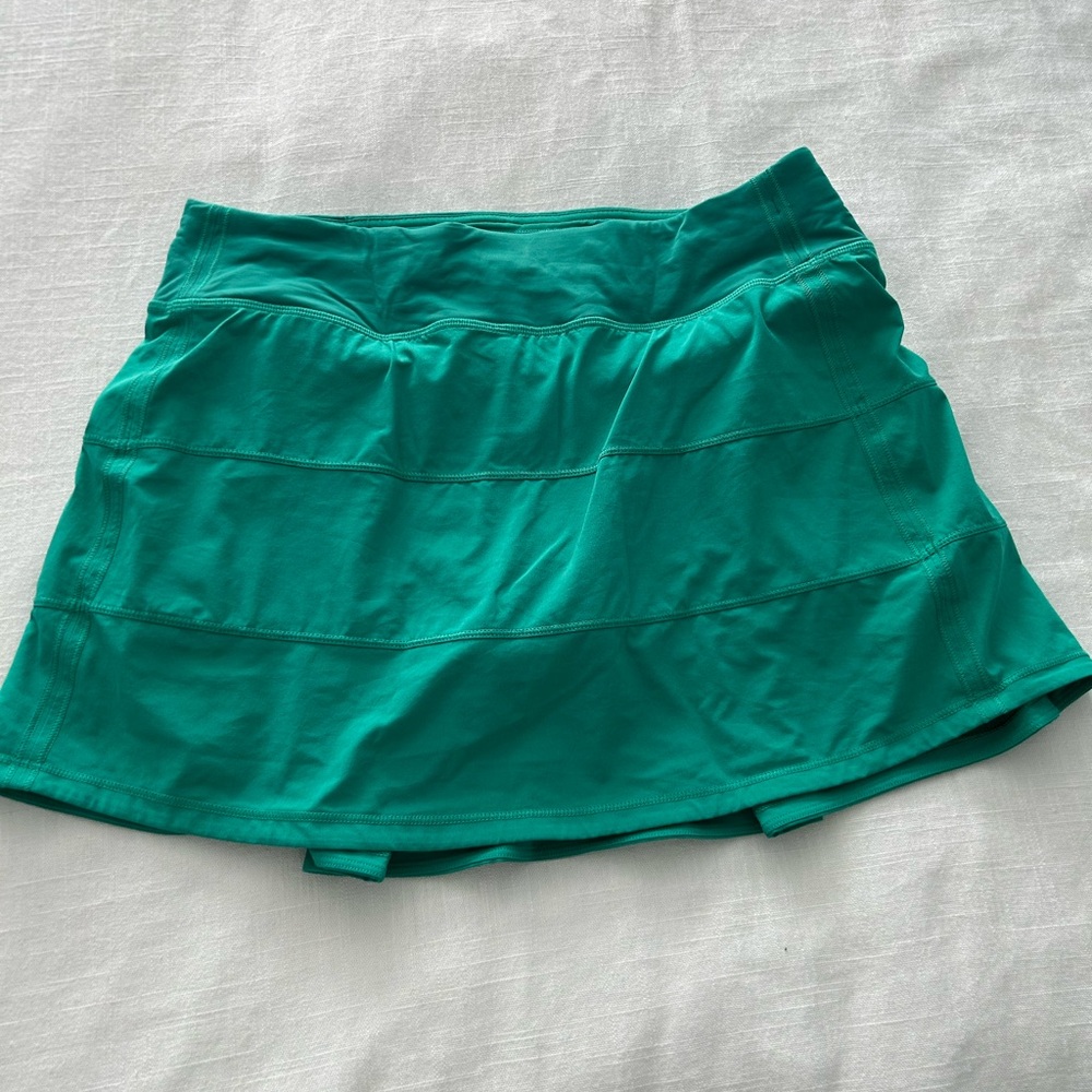 Beautiful green Lululemon skirt size 6 long